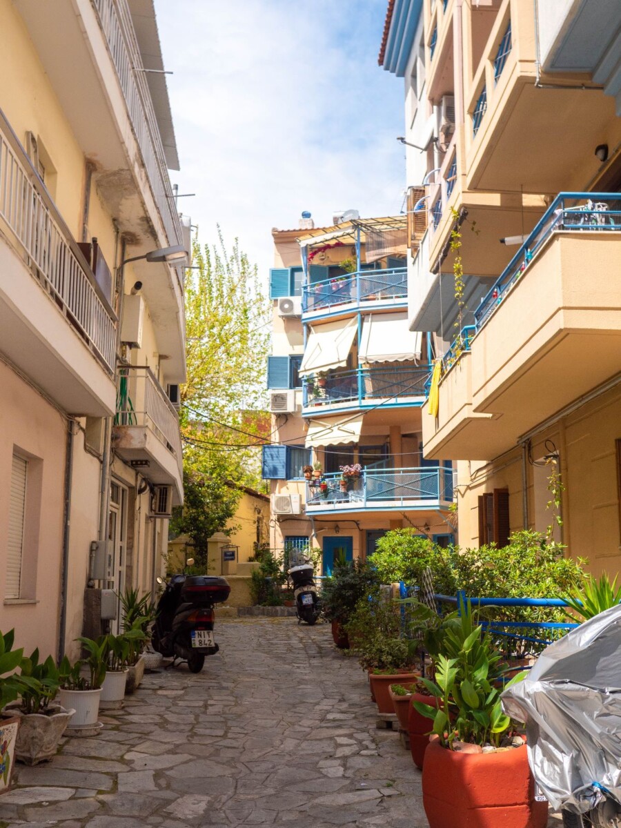 Rue elles in thessaloniki: Clio street